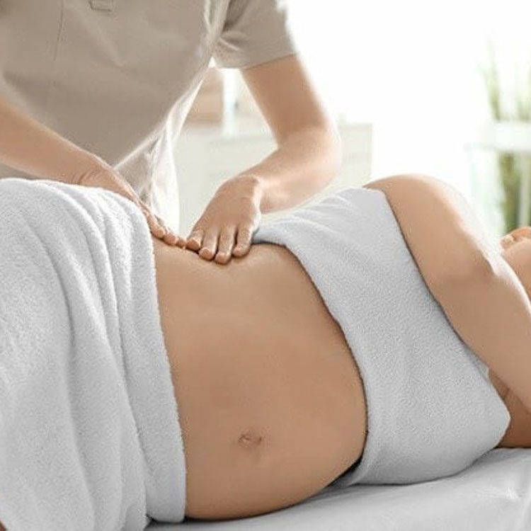 Các cơn đau lưng sẽ giảm dần nếu mẹ bầu thường xuyên massage vùng lưng dưới